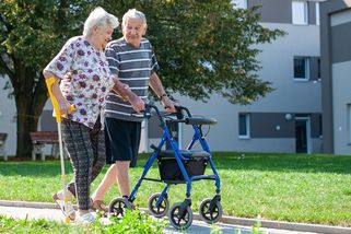 Seniorů přibývá, lůžek ne. Péče se přesouvá na rodiny - Novinky