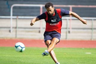 Šílené záběry. Bývalého anglického reprezentanta přejel válec, spoluhráči mu běželi na pomoc - Sport.cz