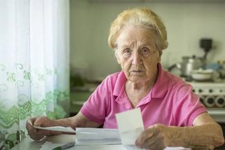 Po zaplacení všeho vám z důchodu skoro nic nezbývá: Nově můžete požádat o státní dávku navíc