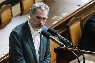 Nevymlouvejte se jako ve školce, tepal Hřib vládu kvůli platům. Jdi do háje, zaznělo v sále