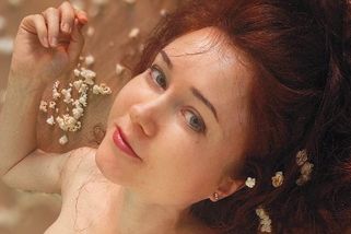 Eva Toulová pořádala večírek a kamarádům připravila bizarní podívanou: Nahá se posypala popcornem!