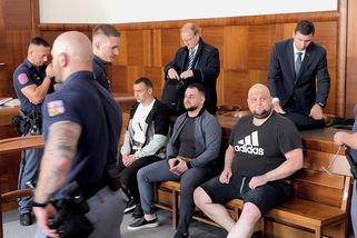 Strašili a obrali stovky lidí. Falešní bankéři dostali od 11,5 do 12,5 roku vězení - Novinky