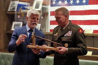 Pavel dostal od vojáků na americké základně tomahawk - Novinky