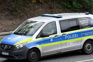 Muž brutálně zaútočil nožem na ženu. Svědci ho zmlátili válečkem na těsto i lopatou, ukazuje video