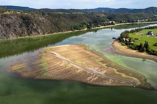 FOTO: Uprostřed přehrady na Slapech se objevil ostrov se silnicí - Novinky