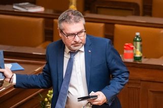 ‚Nepochopitelné. Šokující. Zneužití moci.‘ Opozice kritizuje Šebestyánovu analýzu v neprospěch státu
