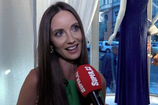 Manželka Tomáše Berdycha ukázala ultra štíhlé nohy v mini. Krásná Ester sekla s prací v kadeřnictví