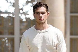 Radil lidem, ať si tlučou kladivem do tváře: Teď influencer Clavicular čelí obvinění ze znásilnění