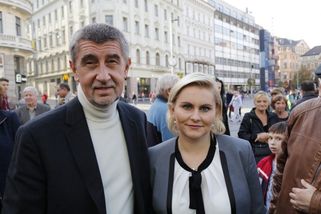 Malá neví, kdo je vybral. „Uvádí ples příšer,“ řík...