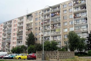 Za komunistů volné byty nebyly, lidé na ně čekali roky, rozpadala se manželství - Médium.cz