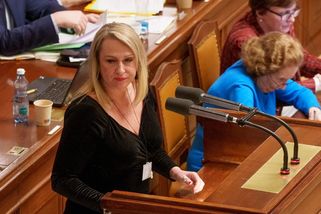 Kupujete si voliče na úkor budoucích generací, zuří opozice kvůli mimořádným dvěma tisícům pro důchodce