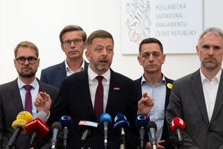 Co když vládu svrhnou? Lidovci mluví o úřednickém kabinetu a předčasných volbách, ostatní mlží
