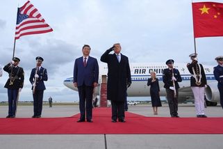 Ukázka síly se zvrtla. Trumpa vylekal vlastní bombardér, prezidentův úšklebek zachytily kamery