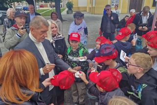 Podepíšete mi čápa? Děti na Vyškovsku překvapily Babiše - Novinky