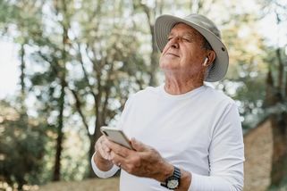 Drahé naslouchátko už není potřeba. Běžná sluchátka poslouží podobně dobře a nemusíte kvůli nim do ordinace