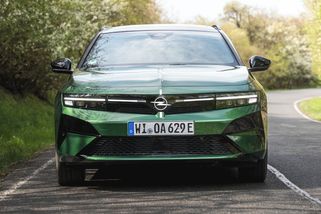 Opel v září dramaticky zlevňuje! Nabídne slevy až 140 tisíc nebo zimáky grátis, SUV startují pod půlmilionem - Garáž.cz
