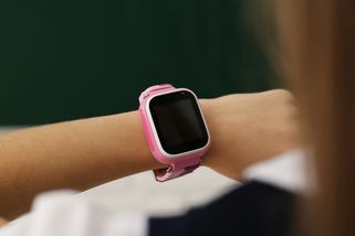 Dětské GPS hodinky mohou narazit na zákaz mobilů ve školách. Rodiče žádají výjimku - Novinky