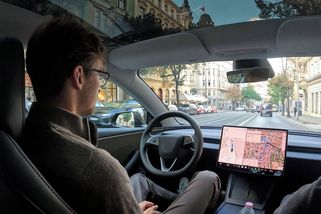 Vyzkoušeli jsme čerstvě legálního Autopilota v centru Prahy
