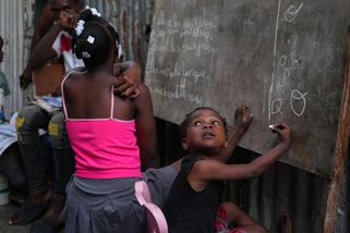Peklo na Haiti: Gangy trýzní desítky tisíc dětí, obranné oddíly jsou bezmocné - Seznam Zprávy