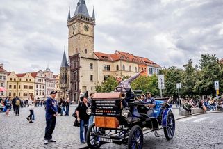 FOTO: Koně vyhnali, v centru Prahy je nahradila bizarní kýčovitá vozítka - Novinky