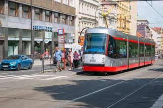„Takhle to dopadá, když MHD navrhuje někdo, kdo jí nejezdí.“ Nové pražské zastávky schytaly kritiku a teď se budou předělávat