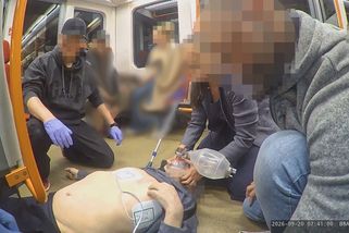 Muž zkolaboval v metru. Měl štěstí, že s ním jeli lékařka, strážník a policista