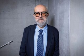 Jazykovědec Karel Oliva: „By jsme“ jednou přijmeme, ale „hostka“ je patvar - Seznam Zprávy