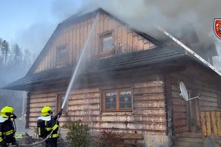 V Dolní Lomné hořela roubenka, rodina stihla včas utéct | Novinky.cz: Krimi