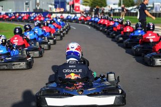 Verstappen porazil 100 vyzyvatelů na motokárách za 35 minut