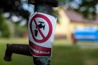 V Odoleně Vodě je olovo, 20 tisíc lidí je bez pitné vody. Sledujte brífink - Seznam Zprávy