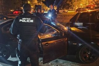 Strážníci v Plzni třikrát po sobě zadrželi mladíka v BMW. Řidičák nemá, drogy ano - Novinky