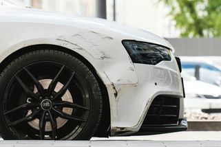 Mám tři týdny nové auto a už řeším vryp dveří a blatníku. Češi nezklamali - Médium.cz
