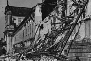Podívejte se na doposud nezveřejněné amatérské snímky pořízené po náletu na Prahu 14. 2. 1945 - Médium.cz