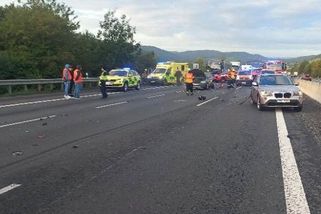 Hromadná nehoda na D5 u Prahy. Dálnice je v jednom směru zcela uzavřena - Novinky