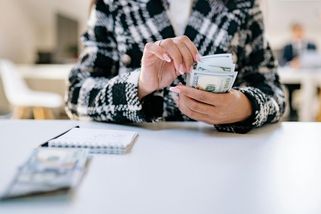 S manželem jsme si vzali hypotéku na třicet let. Teď splácíme víc, než vyděláme - Médium.cz