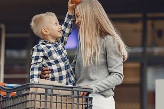 Eva (31): Dítě v košíku rozlilo džus po celém zboží. Myslela jsem, že to utřeme. Pak přišel manažer - Médium.cz