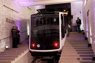 „Flirtující“ lanovka na Petřín je už v provozu, ráno čekaly na otevření stanice dvě desítky lidí - Novinky