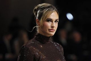 Sabalenková zazářila na show v třpytivých šatech. Supermodelka ji označila za královnu mola - Sport.cz