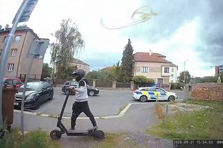 Šestnáctiletý mladík v Berouně ujížděl strážníkům na elektrokoloběžce. Chytli ho a předali matce - Novinky