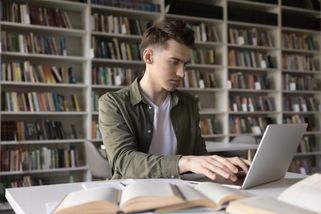 Univerzity začaly nemilosrdně trestat používání umělé inteligence. Studentům hrozí okamžité vyloučení ze studia