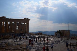 Útočník u athénské Akropole pobodal dva turisty - Novinky