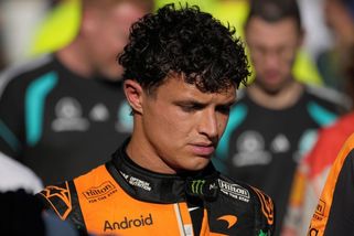 Úřadujícího mistra světa vyřadila chyba soupeře. Někteří piloti by ve formuli 1 vůbec neměli být, zlobil se Norris - Sport.cz