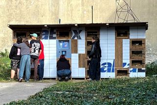 Králíci místo balíků. Umělec výdejním boxem reaguje na konzumní dobu - Seznam Zprávy