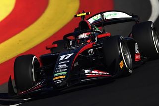 První vážná nehoda na novém okruhu. Formule po nárazu do zdi vzplála - Sport.cz