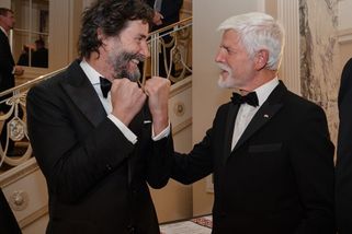 Staří známí. Po červnovém setkání nad pivem na Hradě se prezident Petr Pavel a Keanu Reeves znovu potkali na galavečeru Atlantic C