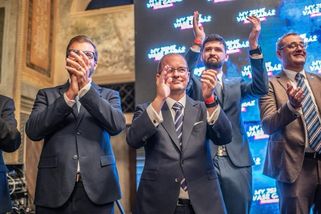 Finanční expert Motoristů Pikora navrhuje sebrat peníze seniorům i zdravotnictví