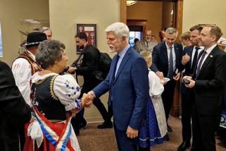 Hlavní české město USA: Američané v krojích se předvedli Pavlovi - Novinky