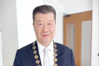 Další svatba Tomia Okamury. Šťastný pár přijal s p...