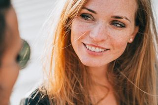 Jak okouzlit muže? Naučte se to! Stačí přirozenost, lehký flirt a pět dobře zvolených otázek - Proženy.cz