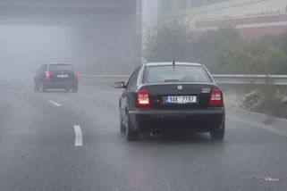 Ani za mlhy nemusí mlhovky vždy svítit. Instruktor autoškoly varuje před častým nešvarem